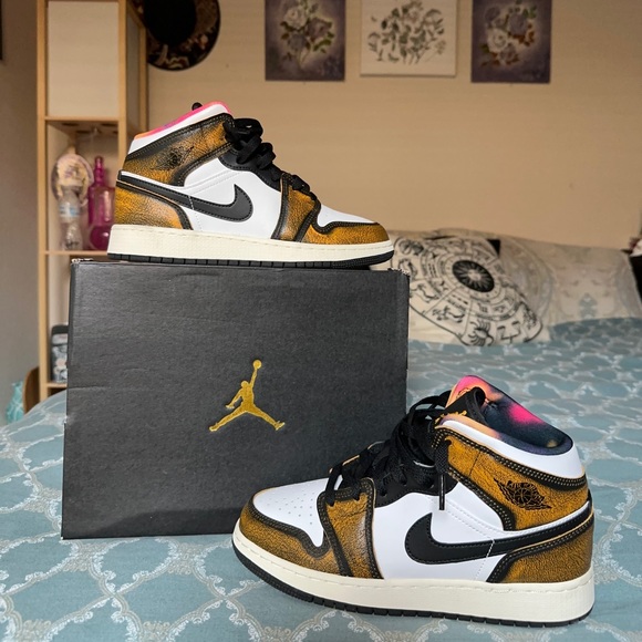 Nike Air Jordan 1 mid “wear away” Y SIZE 5 FITS FOR TRUE TO SIZE WOMEN SIZE 6.5! - Picture 2 of 6